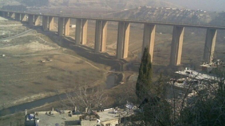 إغلاق طريق حمص حماة عند جسر الرستن