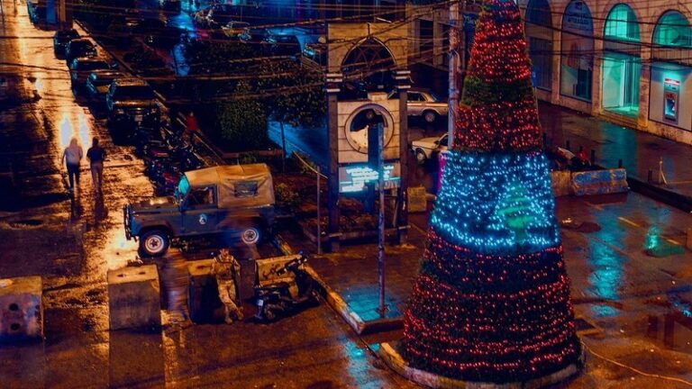 محاولة إحراق “شجرة النيني” الميلادية في طرابلس (صور)