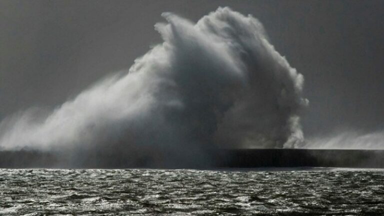 البيرو تغلق 91 ميناء بسبب أمواج عاتية