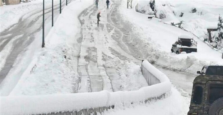 طرق مقطوعة بالثلوج