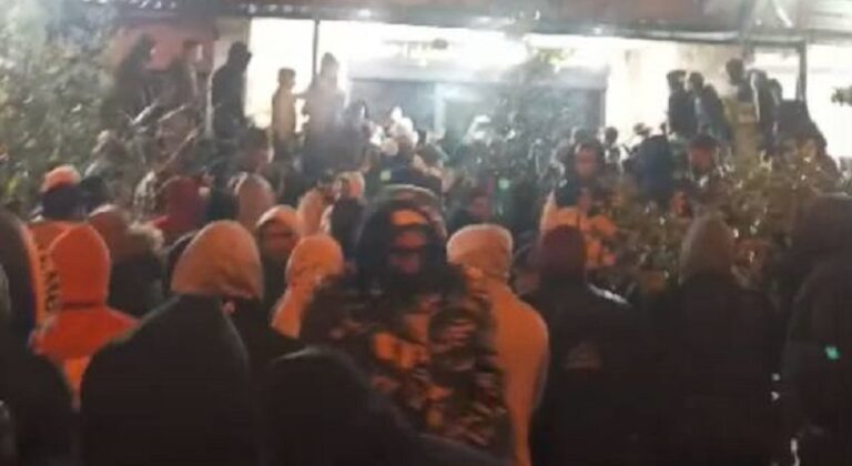 بالفيديو ـ توقيف باص سوريين في التبانة.. ضرب و”عواء”!