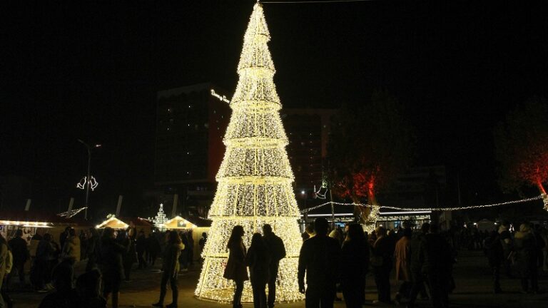 بالفيديو.. إشعال شجرة ميلاد على أوتوستراد زحلة