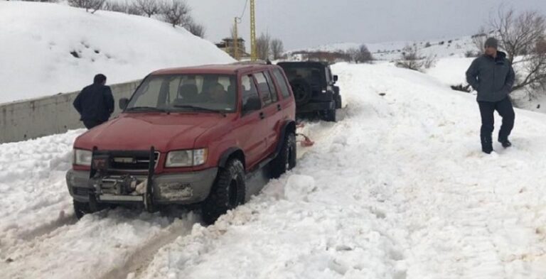 الثلوج تقطع الطرق الجبلية (فيديو)
