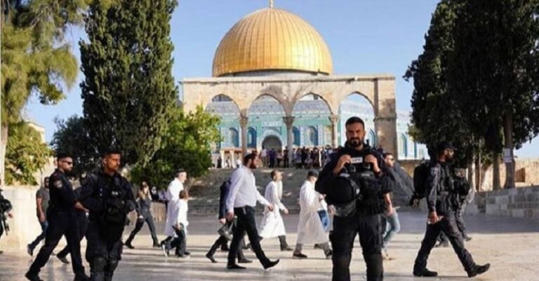 بالفيديو.. مستوطنون يقتحمون المسجد الأقصى في “الفصح اليهودي”