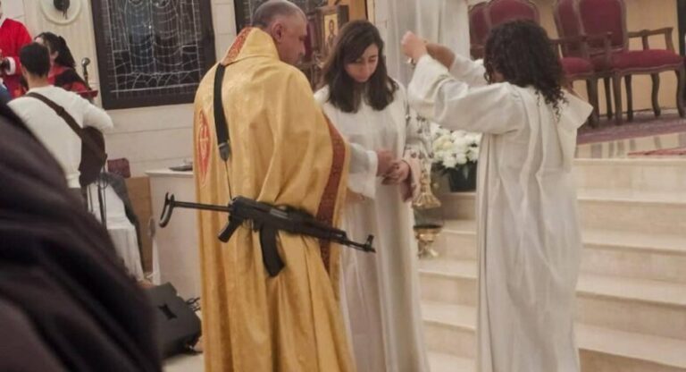 بالفيديو: كاهن يحمل سلاحاً!