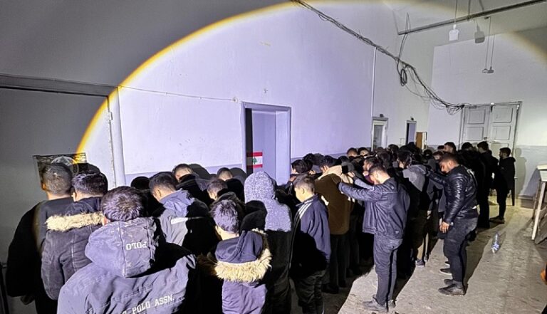 توقيف سائق شاحنة على متنها 67 شخصاً دخلوا الى لبنان خلسة من سوريا