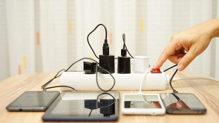 مخاطر ترك شاحن الهاتف في المقبس