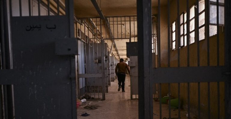 تفاصيل اعتقال فنان في سجن صيدنايا: “أطفأوا السجائر في ظهري”! (فيديو)