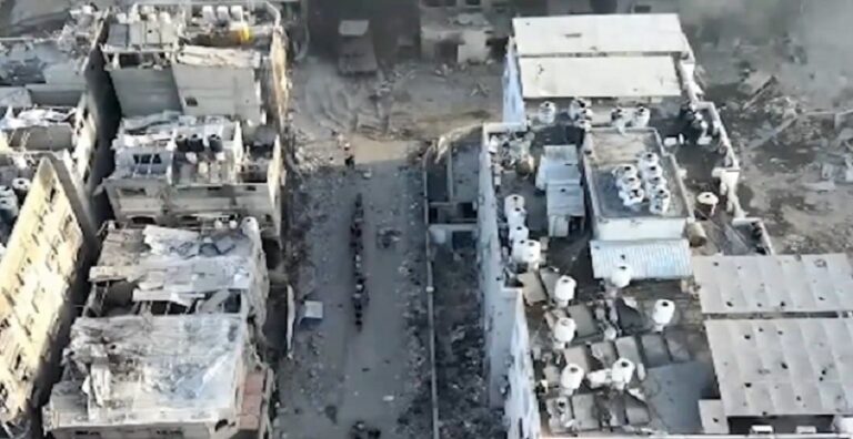 بالصور.. اللحظات الأولى لاشتعال مستشفى كمال عدوان