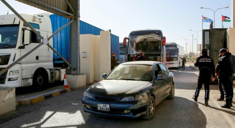 استئناف الحركة التجارية على الحدود الأردنية السورية