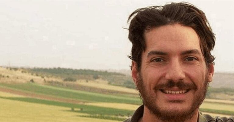 الصحافي أوستن تايس على قيد الحياة؟