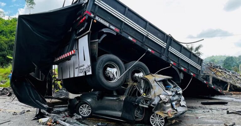 32 قتيلاً بحادث بين حافلة ركاب وشاحنة في البرازيل (فيديو)