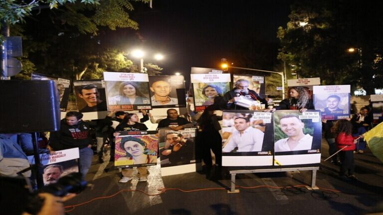 مواجهات عنيفة بين الشرطة ومتظاهرين في “تل أبيب”.. واعتقالات! (فيديو)