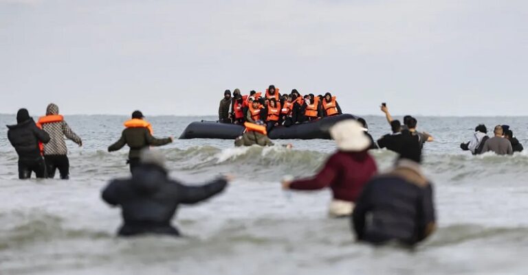 انقاذ 107 مهاجرين خلال محاولتهم عبور قناة المانش إلى بريطانيا
