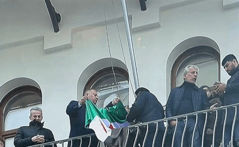 بالفيديو.. علم المعارضة فوق السفارة السورية في موسكو