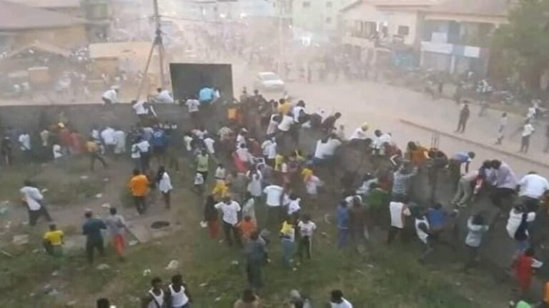 100 قتيل باشتباكات عنيفة خلال مباراة كرة قدم! (فيديو)