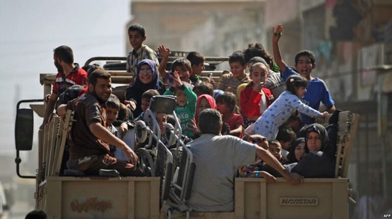 إصرار على سحب سلاح المخيمات وإعادة النازحين إلى سوريا