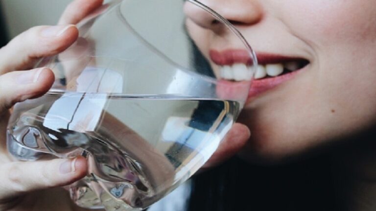 الماء يساعد على تحسين عملية الهضم؟