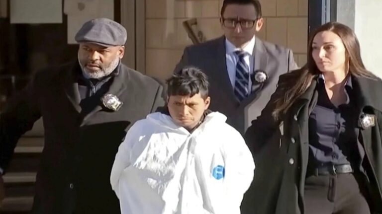 إدانة رجل أحرق امرأة حتى الموت في قطار أنفاق بنيويورك