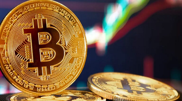 عملة البيتكوين تتخطى الـ105 آلاف دولار للمرة الأولى