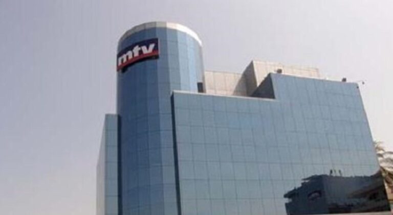 حريق داخل الـ”mtv”.. وتوقف البث المباشر (فيديو)