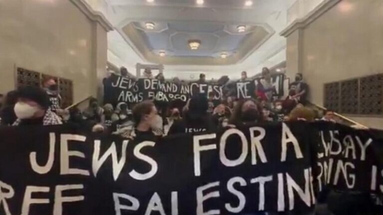 يهود يقتحمون مبنى البرلمان الكندي مطالبين بمنع إرسال الأسلحة إلى الكيان (فيديو)