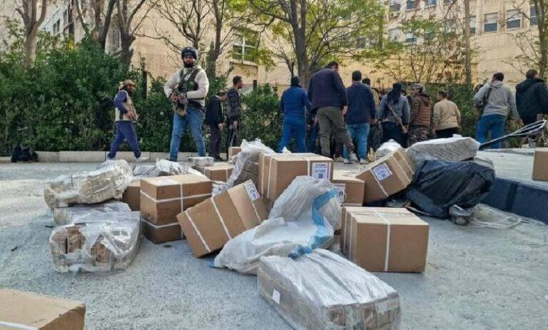 نهب البنك المركزي السوري في دمشق (فيديو)