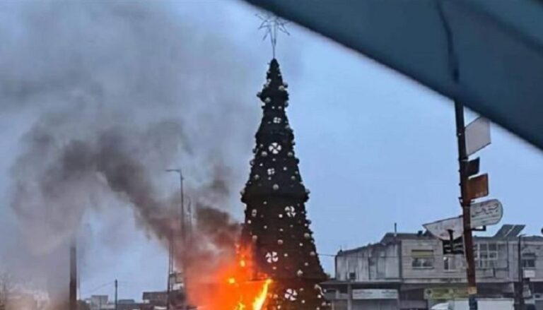 تظاهرة مسيحية في دمشق احتجاجاً على إحراق شجرة الميلاد (فيديو)