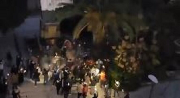 سوريون يسقطون تمثال حافظ الأسد في دمشق (فيديو)