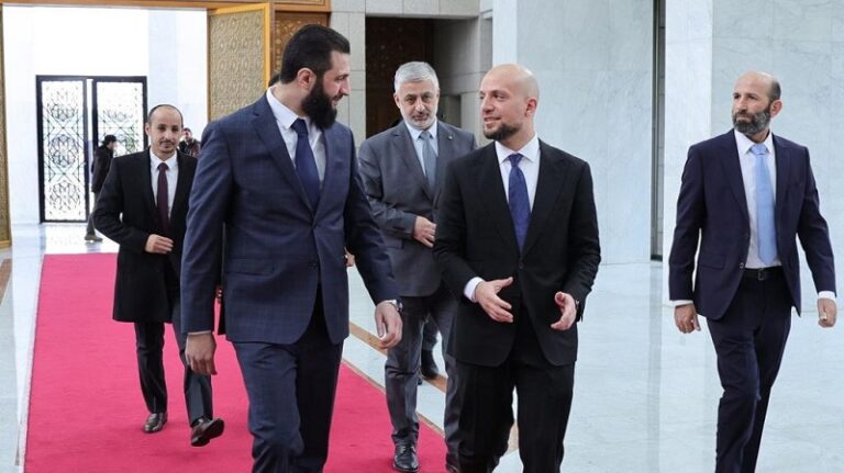 وفد ليبي يلتقي “الجولاني” بسوريا: ندعم السلطات الجديدة