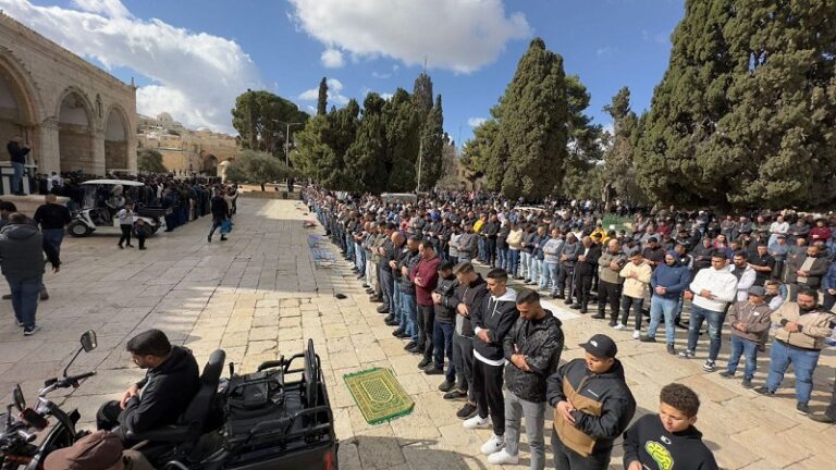 50 الف فلسطيني يصلون في المسجد الاقصى