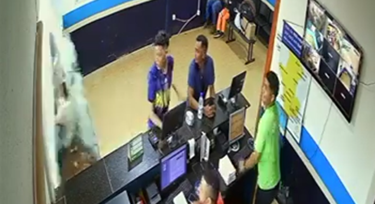 بالفيديو.. اقتحمت المحطة بسيارتها!