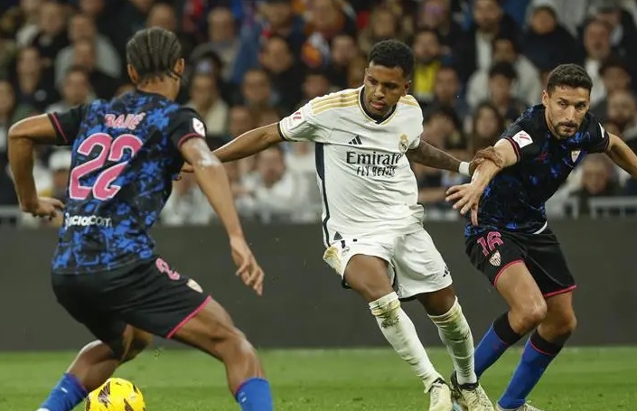 ريال مدريد يهزم إشبيلية ويتخطى برشلونة في ترتيب الليغا