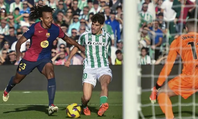 هدف قاتل يُجبر برشلونة على التعادل مع ريال بيتيس