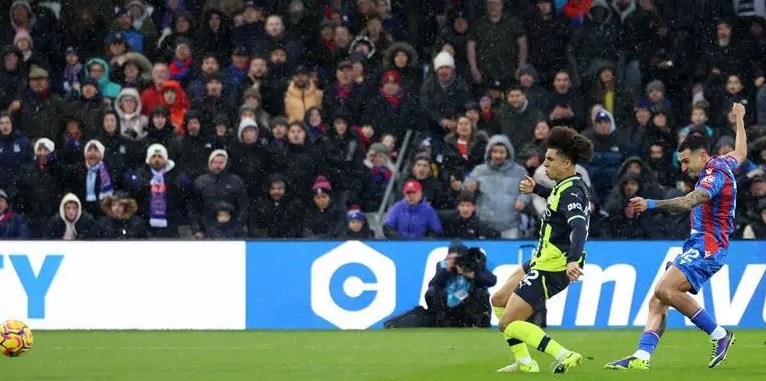 مانشستر سيتي ينزف النقاط واليونايتد يتعرض لسقوط جديد