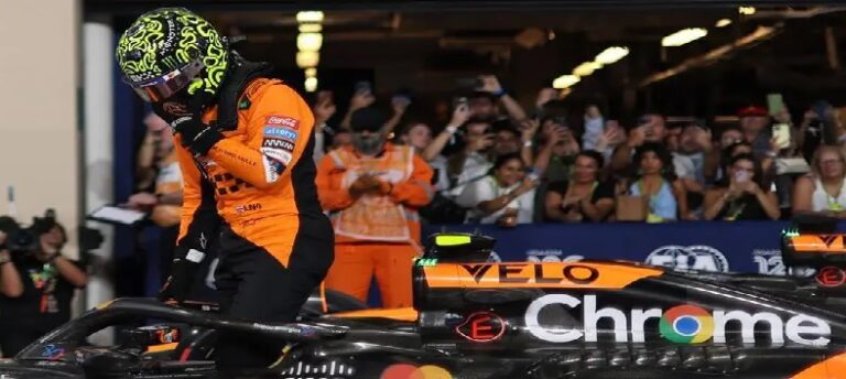 نوريس يفوز بسباق أبو ظبي للفورمولا1 ويُهدي مكلارين لقب الصانعين