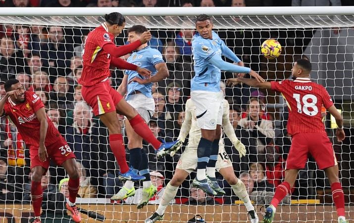ليفربول يحسم قمة البريميرليغ ويهزم مانشستر سيتي بثنائية