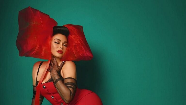 هيفاء وهبي تعايد متابعيها.. وتتألق بالأحمر (صور)