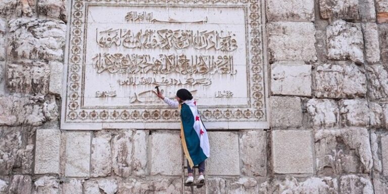 بالفيديو ـ تحطيم جدارية حافظ الأسد في الجامع الأموي