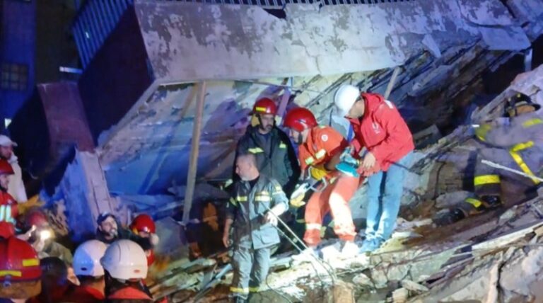 بالفيديو والصور ـ استشهاد عنصرين من الدفاع المدني بانهيار بناية في طرابلس