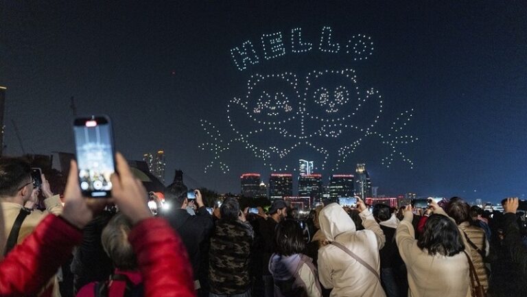 عرض بالطائرات المسيرة في هونغ كونغ (صور وفيديو)