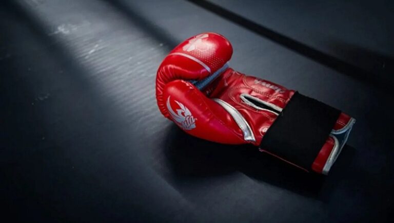 وفاة بطل الملاكمة العالمية (صورة)