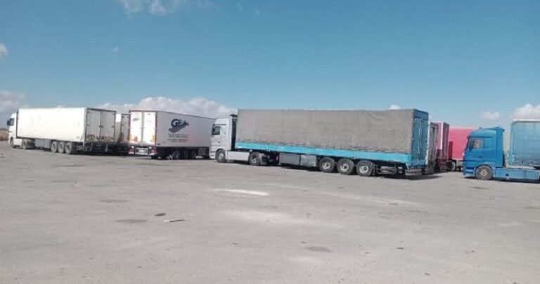 شاحنات لبنانية عالقة في درعا