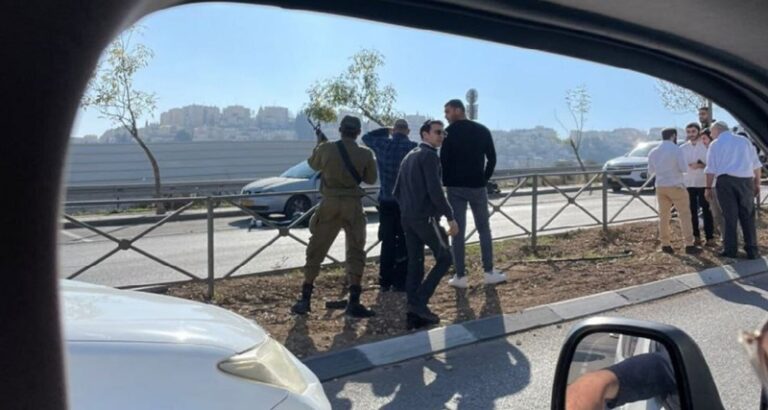 إصابة جندي للعدو بعملية طعن في القدس (فيديو)