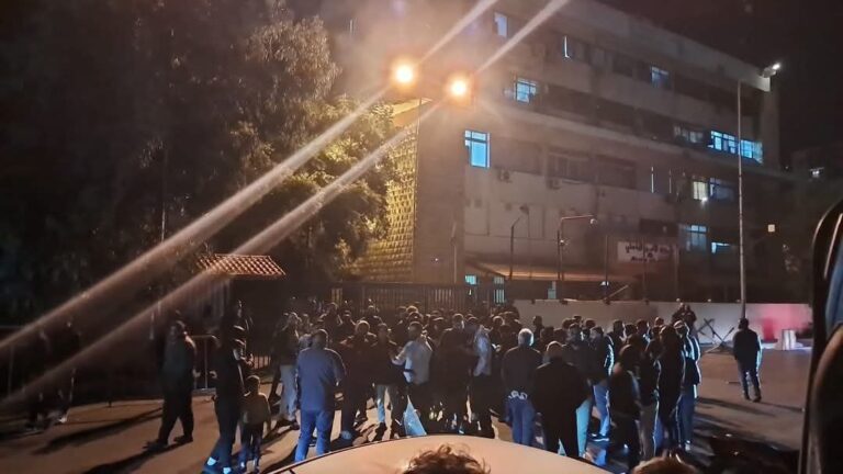 الموسوي يدعم الإعلاميين الموقوفين: لن نذهب من هنا إلا وكل الموقوفات معنا (فيديو)