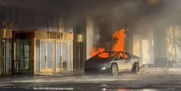 بالفيديو.. إنفجار سيارة أمام فندق ترامب في لاس فيغاس