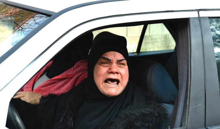 أهالي رب ثلاثين يعتصمون أمام مركز الوحدة الإندونيسية (صورة)