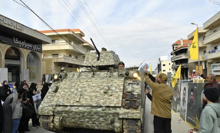 قنابل مضيئة فوق الوزاني