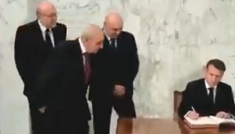 بالفيديو.. بري يُمازح ماكرون: “شو عم تكتب؟”