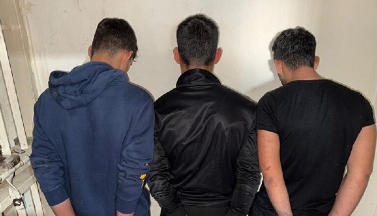 سرقوا شققاً سكنية تعرضت للعدوان الإسرائيلي في الجناح!